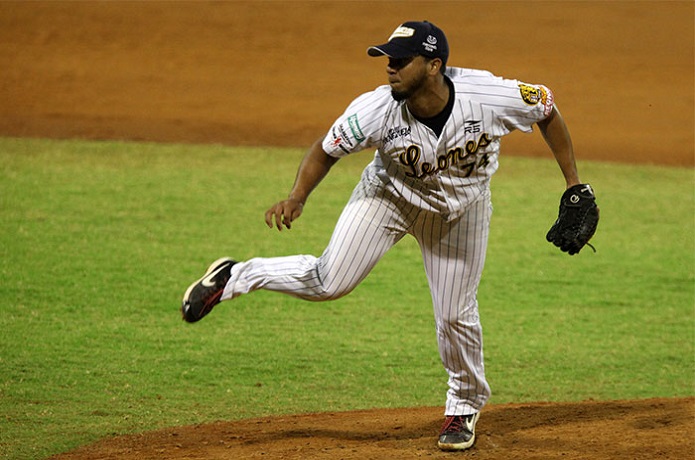 Leones del Caracas celebra regreso de Yoimer Camacho