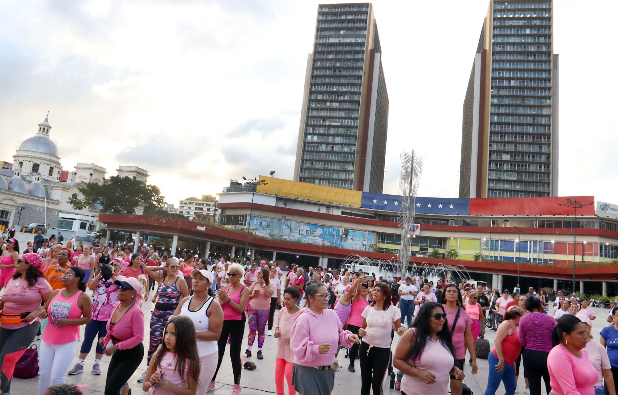Plaza Diego Ibarra baila y canta en contra del cáncer de mama