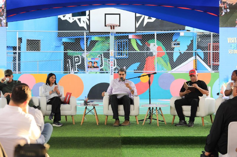 Presidente Maduro pide "democratizar" centros electorales para el 23-N