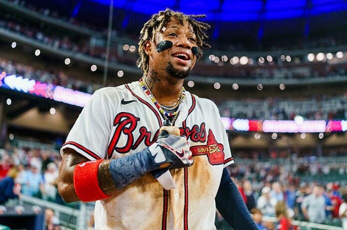 Ronald Acuña recibe el premio Regreso del Año