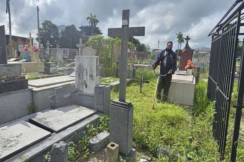 Raparan cementerios en vísperas del día de los Fieles Difuntos