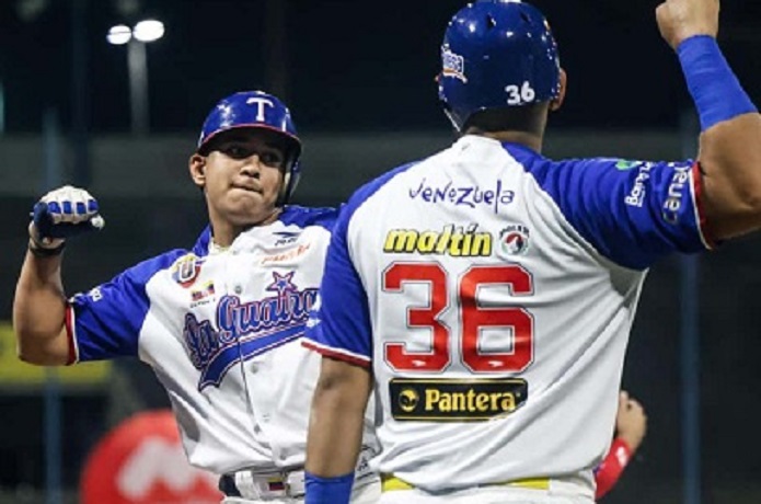Tiburones apalea a los líderes Tigres de Aragua y alarga la racha