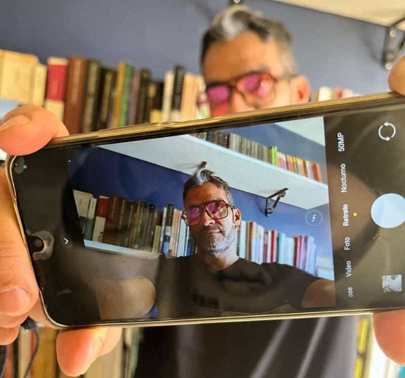 Ernesto Navarro dedica su premio literario a la mujer venezolana