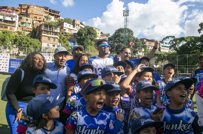 Niños contentos con presencia de Ronald Acuña Jr. en Petare