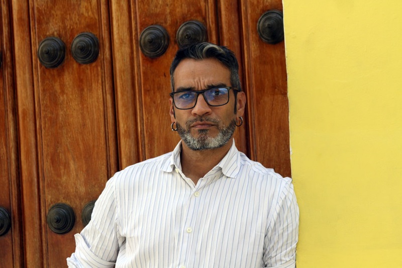 Ernesto Navarro dedica su premio literario a la mujer venezolana