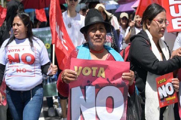 Ecuatorianos dicen "No" a reforma constitucional planteada por Noboa
