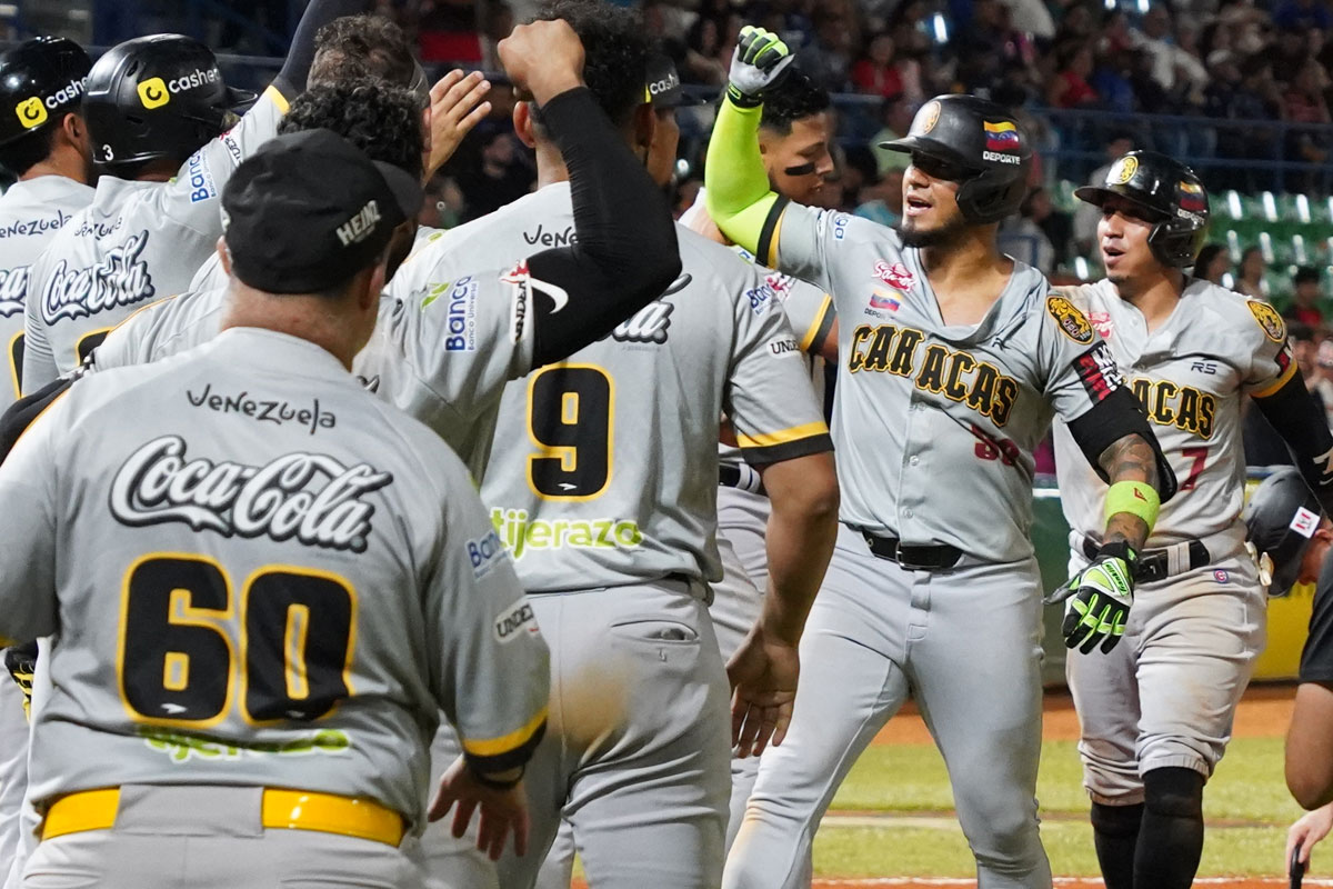 Lenyn Sosa castiga con grand slam y guía victoria caraquista