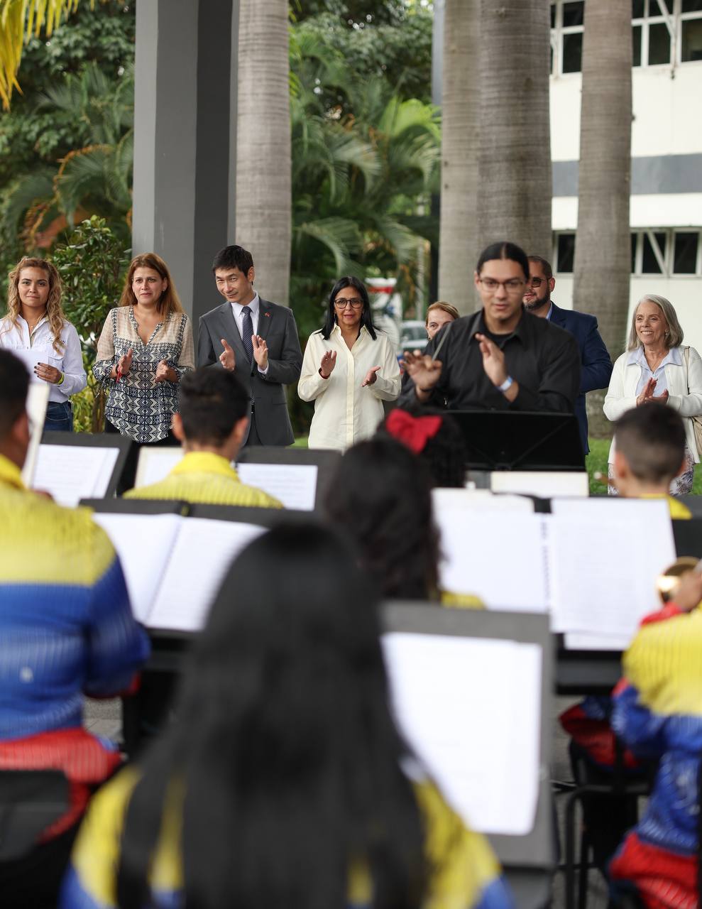 Vicepresidenta acompaña dotación de 600 instrumentos al Sistema