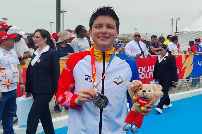 Triatlón femenino criollo con doblete de oro histórico en Bolivarianos