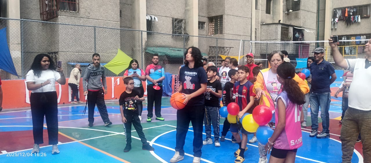 Rehabilitan cancha en el sector UD5 de la parroquia Caricuao