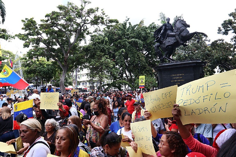 Pueblo caraqueño enaltece legado de Bolívar y rechaza agresión gringa