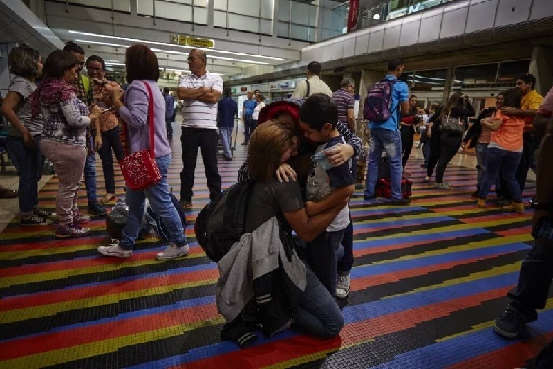 Idenna orienta trámites de permisos de viaje para menores de edad