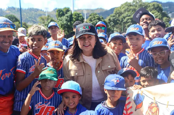 Rehabilitan y entregan a vecinos Polideportivo Andrés Miranda de Coche