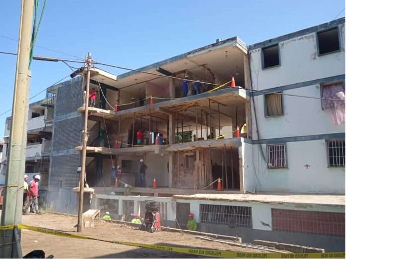 Inician reconstrucción de edificio bombardeado en La Guaira