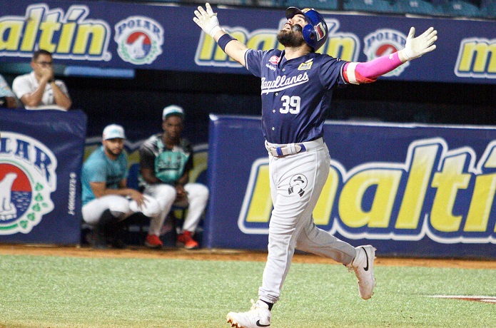 Magallanes apalea a Bravos con par de grand slams de Renato Núñez