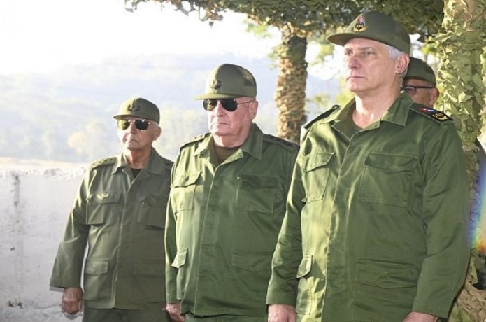 Presidente cubano observa ejercicios militares y advierte a EEUU