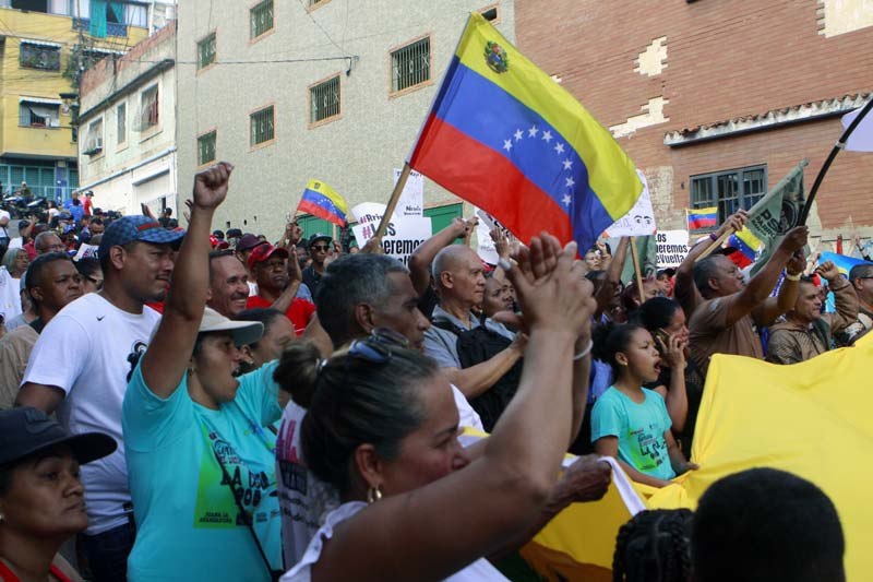 Santa Rosalía marcha por la paz y por el regreso de Maduro y Cilia