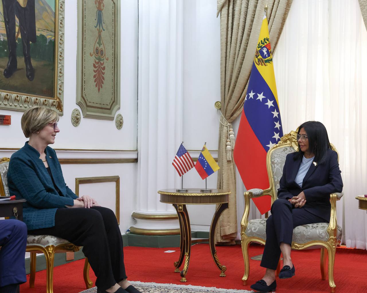 Presidenta (e) recibe a diplomática de EEUU Laura Dogu