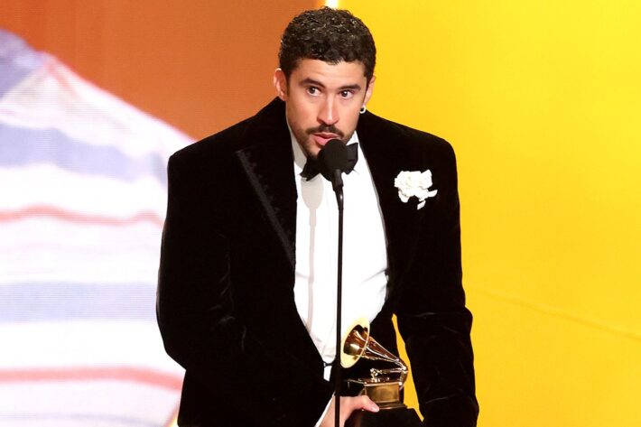 Bad Bunny alza su voz en defensa de migrantes latinos en EEUU