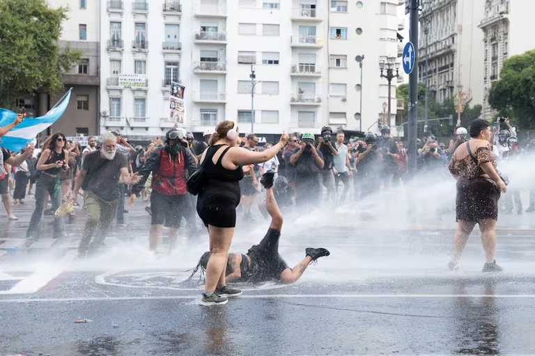 Sindicatos paralizan Argentina contra la reforma laboral de Milei