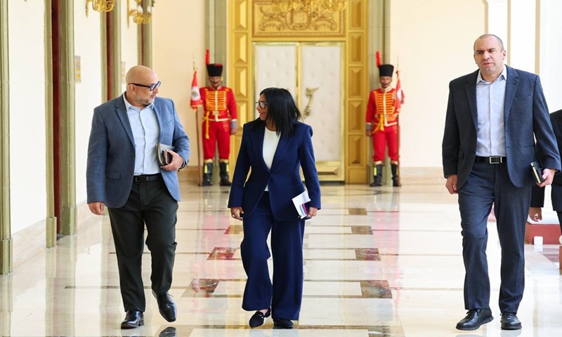 Presidenta(E) recibe víctimas de violencia política por reconciliación