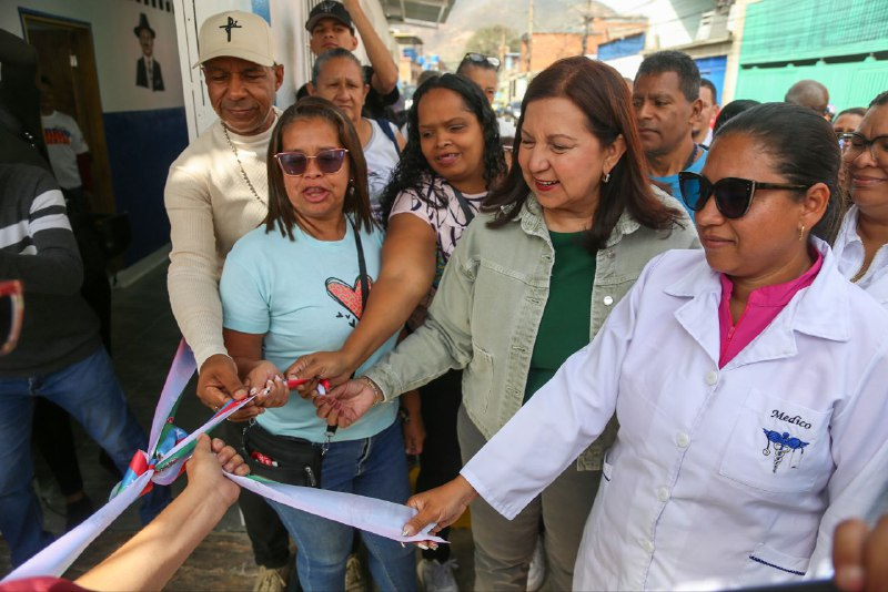 Alcaldesa inaugura cancha y salas de autogobierno en Santa Rosalía