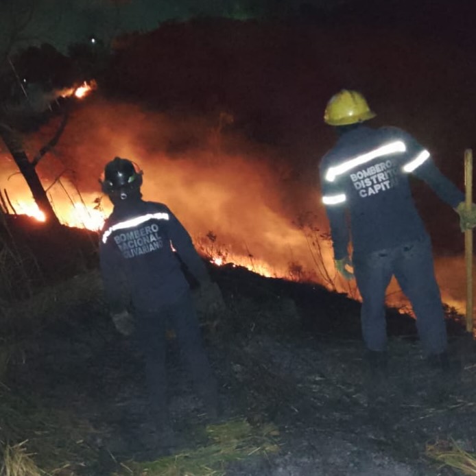 Bomberos logran controlar incendio en la bajada de Tazón en Caracas