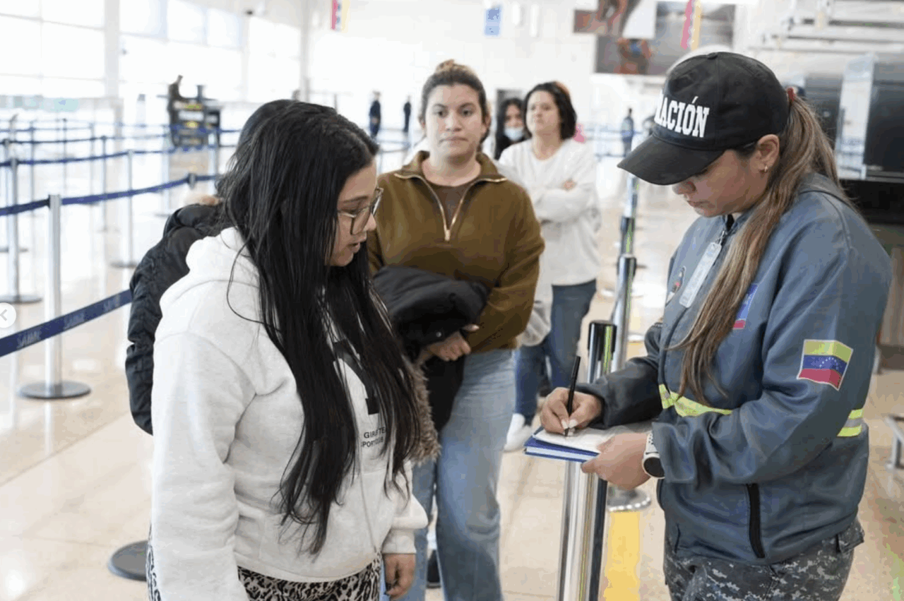 Retornan 130 venezolanos desde Estados Unidos
