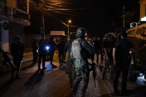 Gobierno de Ecuador ordena toque de queda