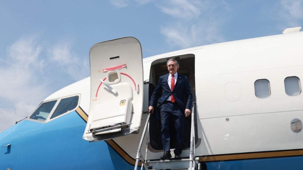 Secretario Doug Burgum arriba a Venezuela para abordar asuntos mineros