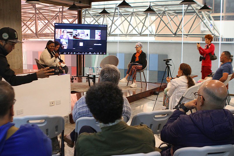 CELARG alberga coloquio "Mujeres con el puño en alto"