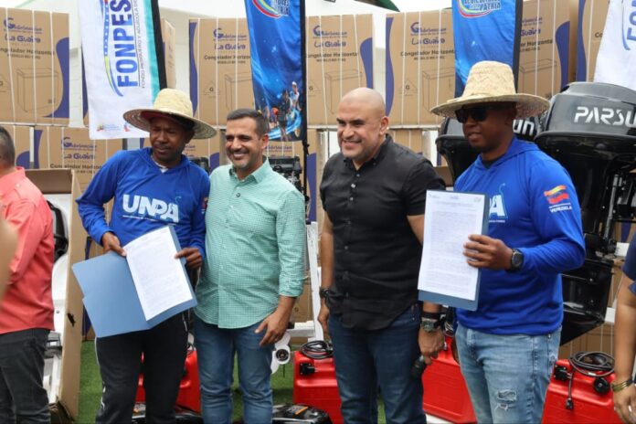 Gobierno entrega financiamientos para flota pesquera de La Guaira