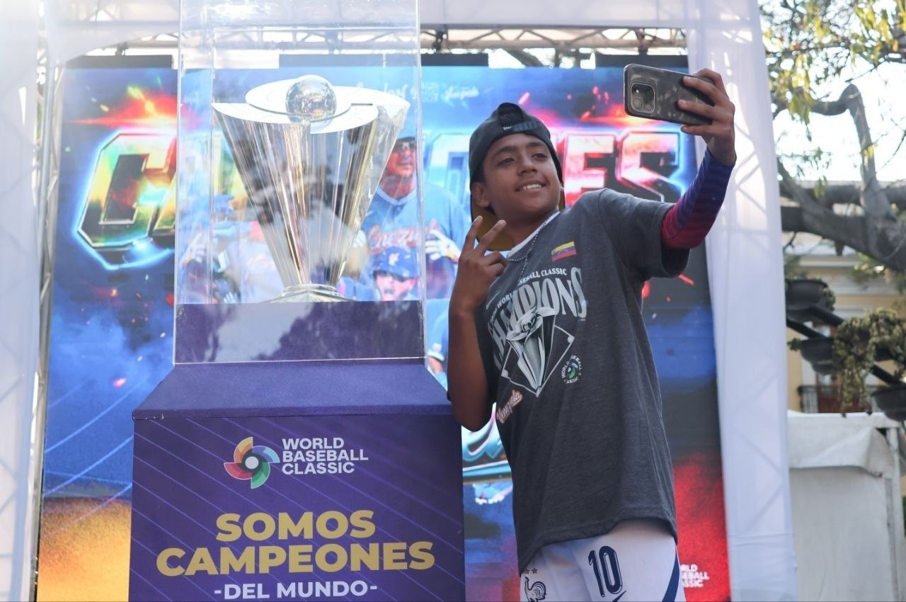 Caraqueños se retratan con trofeo del Clásico Mundial