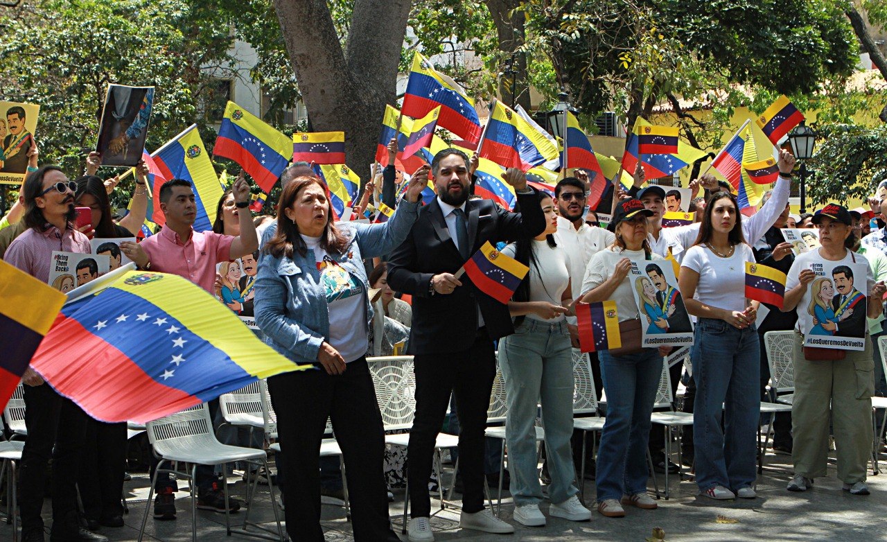 Plaza Bolívar se llena de amor y apoyo para la pareja presidencial