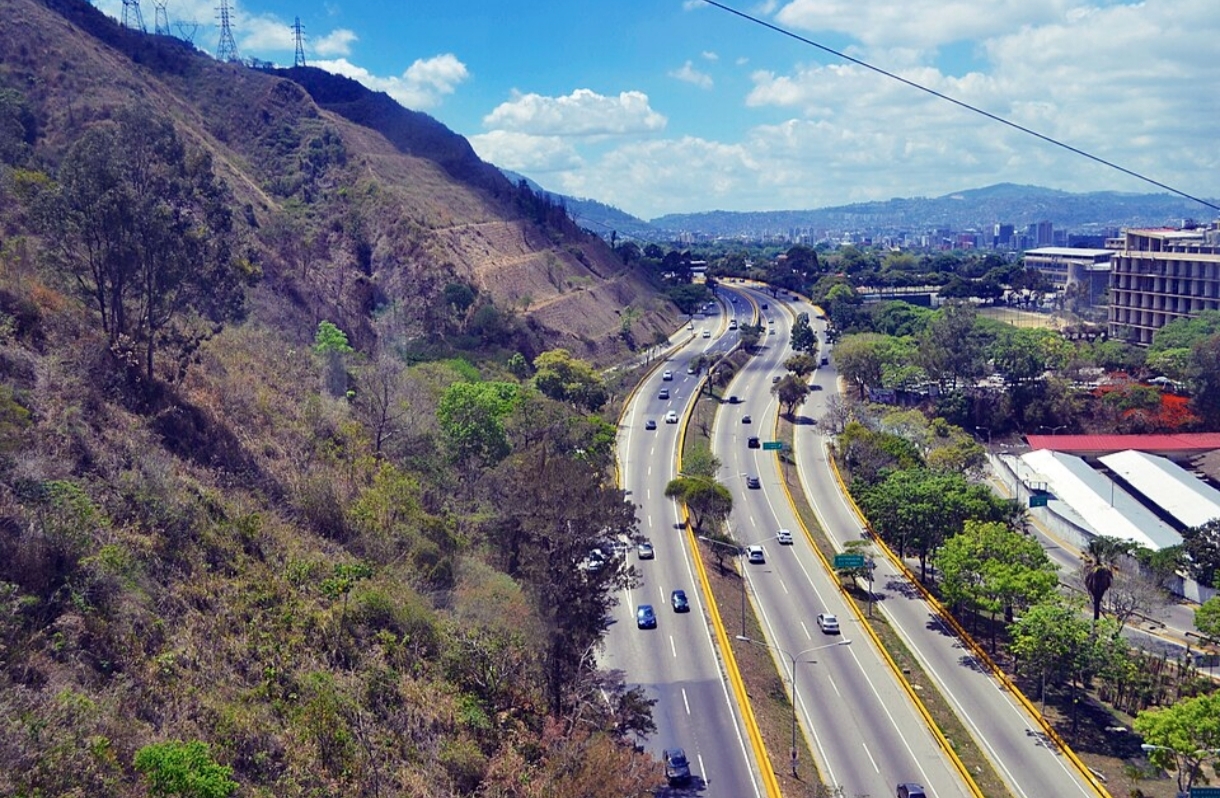 Restringida parcialmente la circulación vehicular en Avenida Boyacá