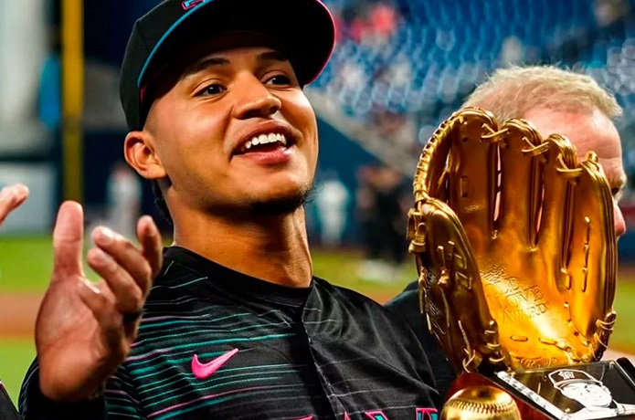 Javier Sanoja recibe el Guante de Oro en la sede del equipo de Miami