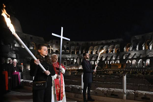 Papá León XIV cargó la Cruz 14 estaciones en su primer viacrucis