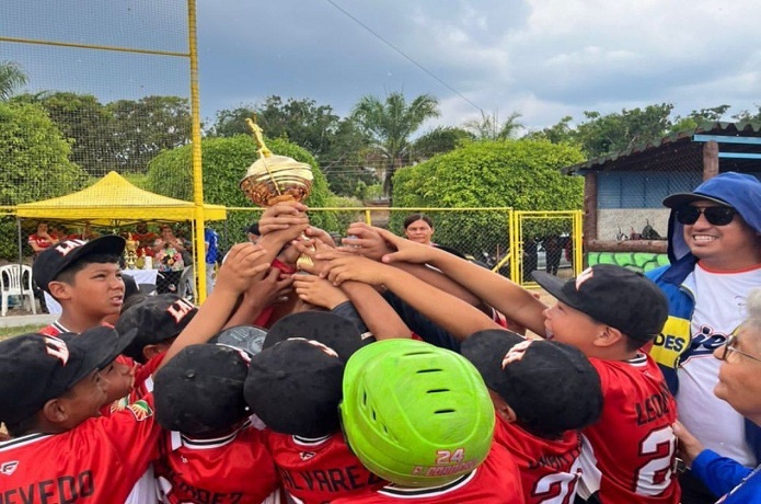 Alcaldía capitalina premia a selección de béisbol que ganó copa de oro