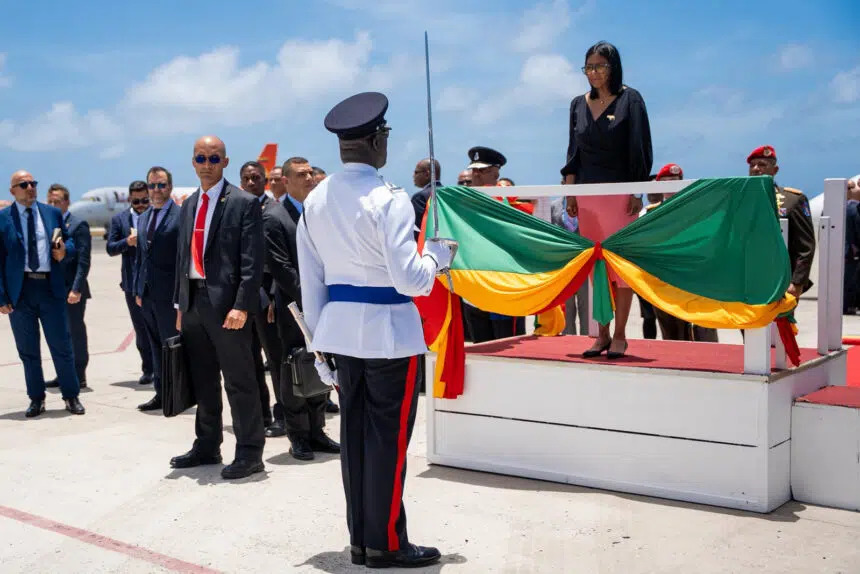 Presidenta (E) Rodríguez arriba a Granada en primera visita oficial