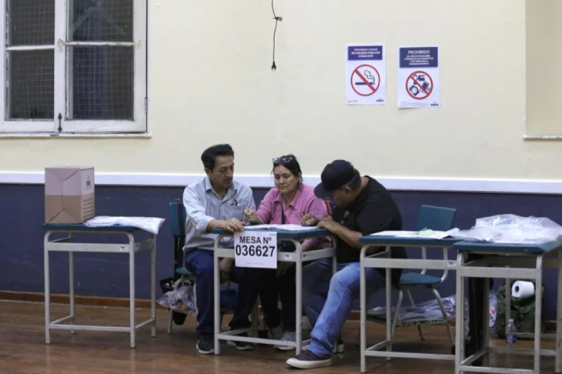 Perú: Keiko Fujimori y Rafael López lideran escrutinios