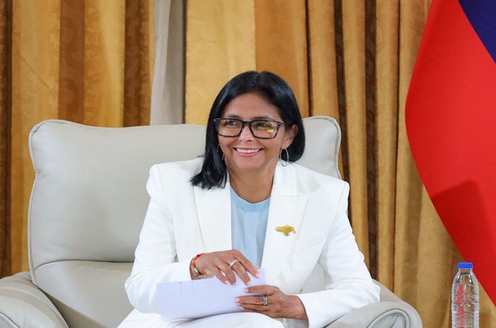 Delcy Rodríguez festeja medalla de oro de la abanderada Dakota Ferrer