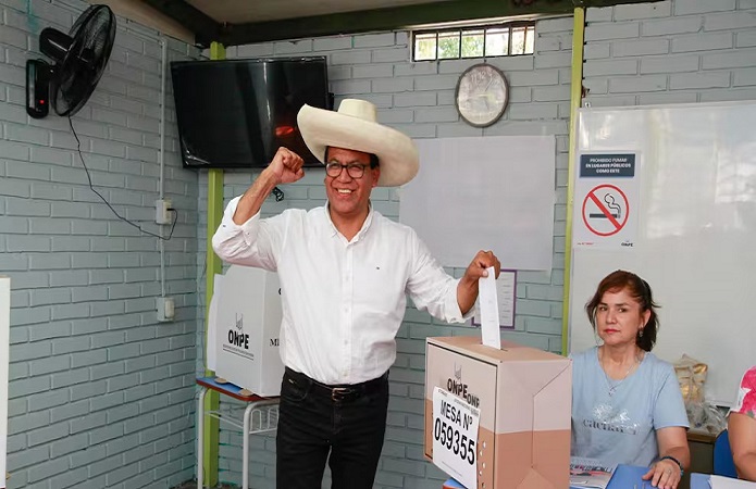 Izquierdista Sánchez sube al 2do. lugar y disputará balotaje con Keiko