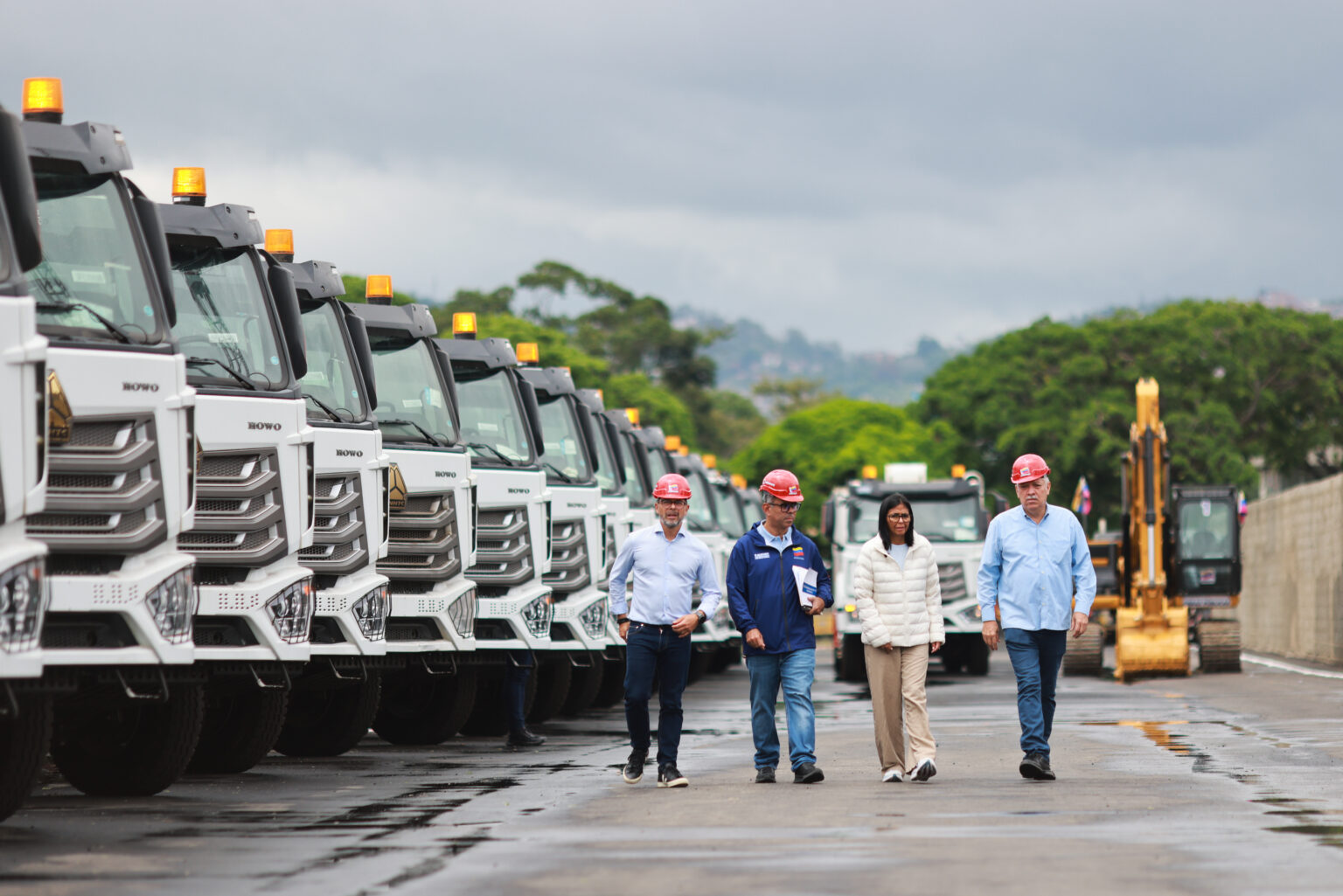 Gobierno entrega camiones compactadores y activa obras ante lluvias