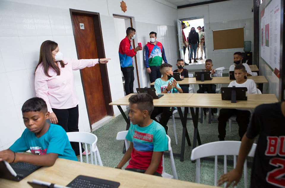 Sala de tecnología equipada con tabletas Canaima.